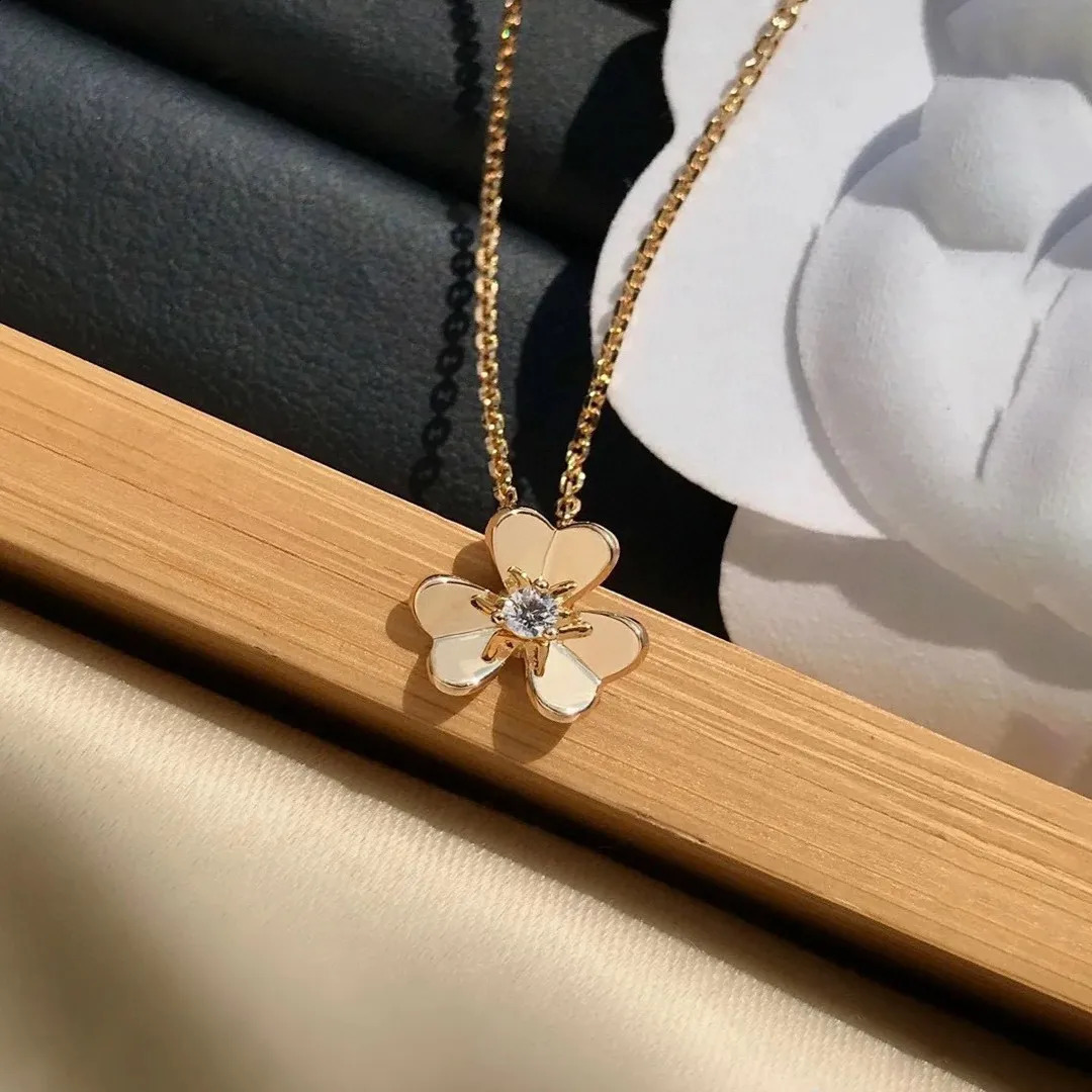 European Fashion Luxury Gold Lucky Grass Clover Necklace For Women S925 Sterling Silver Exquisite Sweet Brand High-end Jewelry 240118