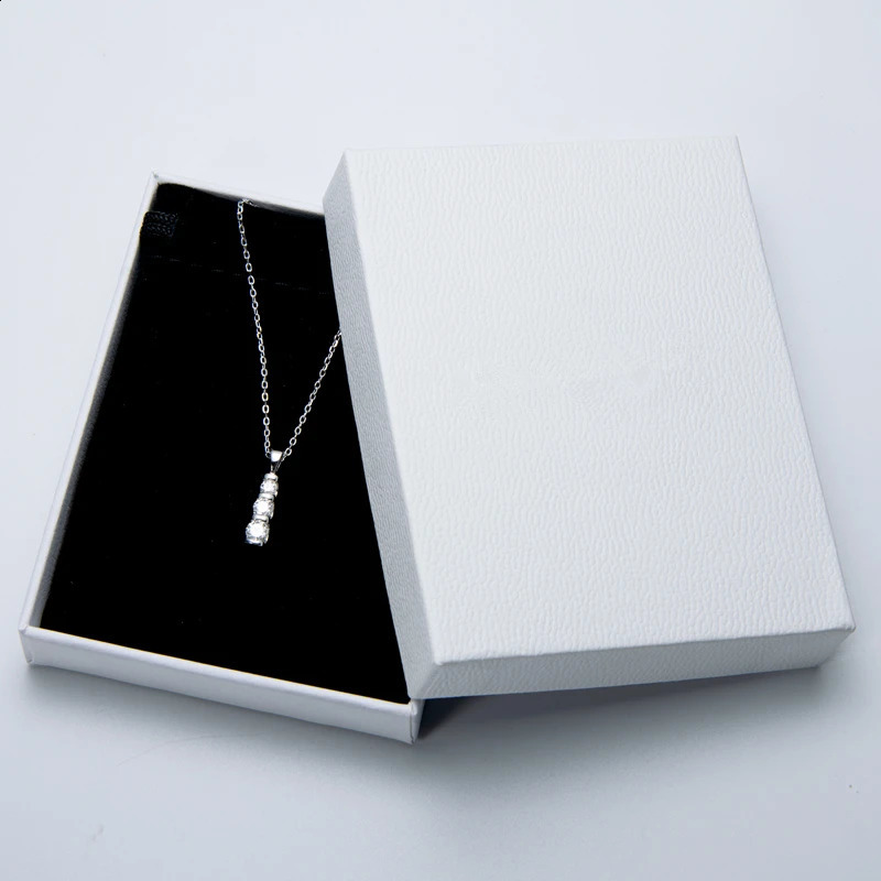 Iogou Luxury 3 Stone Pendant Necklace 0.53cttwラウンドカットバーネックレス925女性用スターリングシルバーファインジュエリー240118