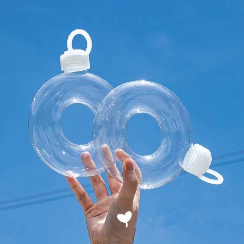 Nuovo prodotto Creative Circle Bottle Bottiglia bevande con tazza da 500 ml animali domestici con corda portatile, bottiglia a ciambella, bottiglia ad anello portatile, celebrità di Internet 10 pezzi / lotto
