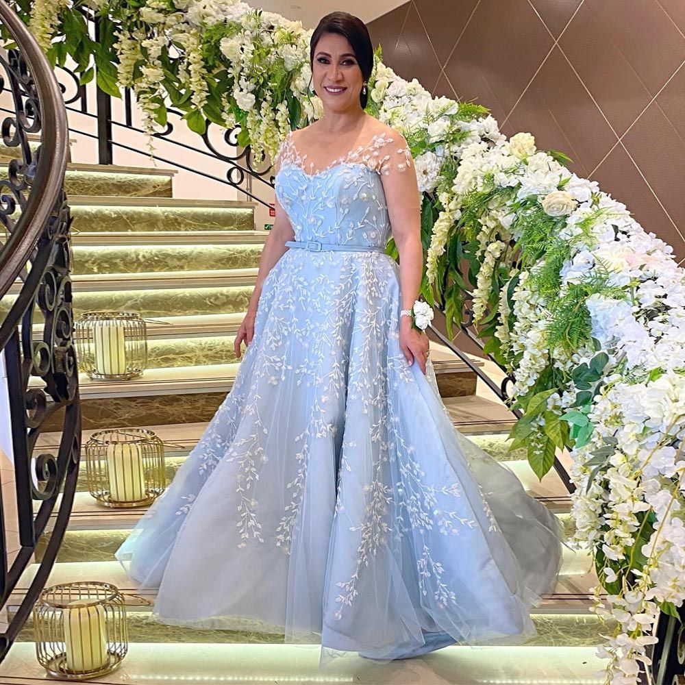 2024 Luxury Mother of the Bride Dresses Light Blue Jewel Neck Illusion Crystal Beads Lace Appliques Short Sleeves Tulle Wedding Guest Gowns Floor Length