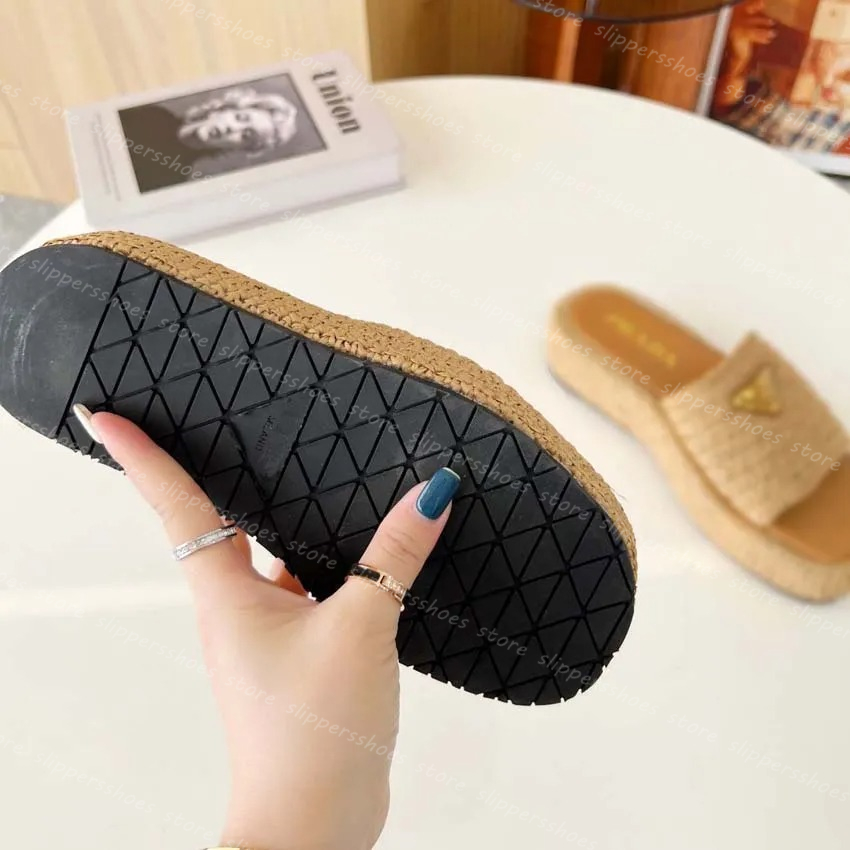 Designer-Raffian-Flatform-Sandalen zum Hineinschlüpfen für Damen mit goldfarbener Schnalle, emaillierte Dreieckssandale aus Metall, Schwarz, Braun, Pool, Damen, lässige Hausschuhe