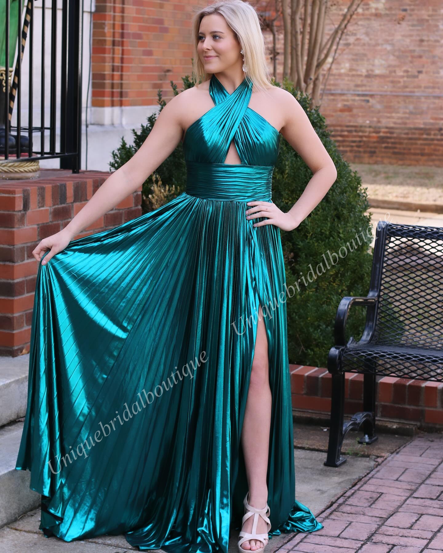 Criss-Cross Halter Metallic Prom Queen Dress 2k24 Cutout Long Maxi Pageant Winter Formal Evening Cocktail Party Runway Black-Tie Gala Oscar Emerald Lilac Green Gold