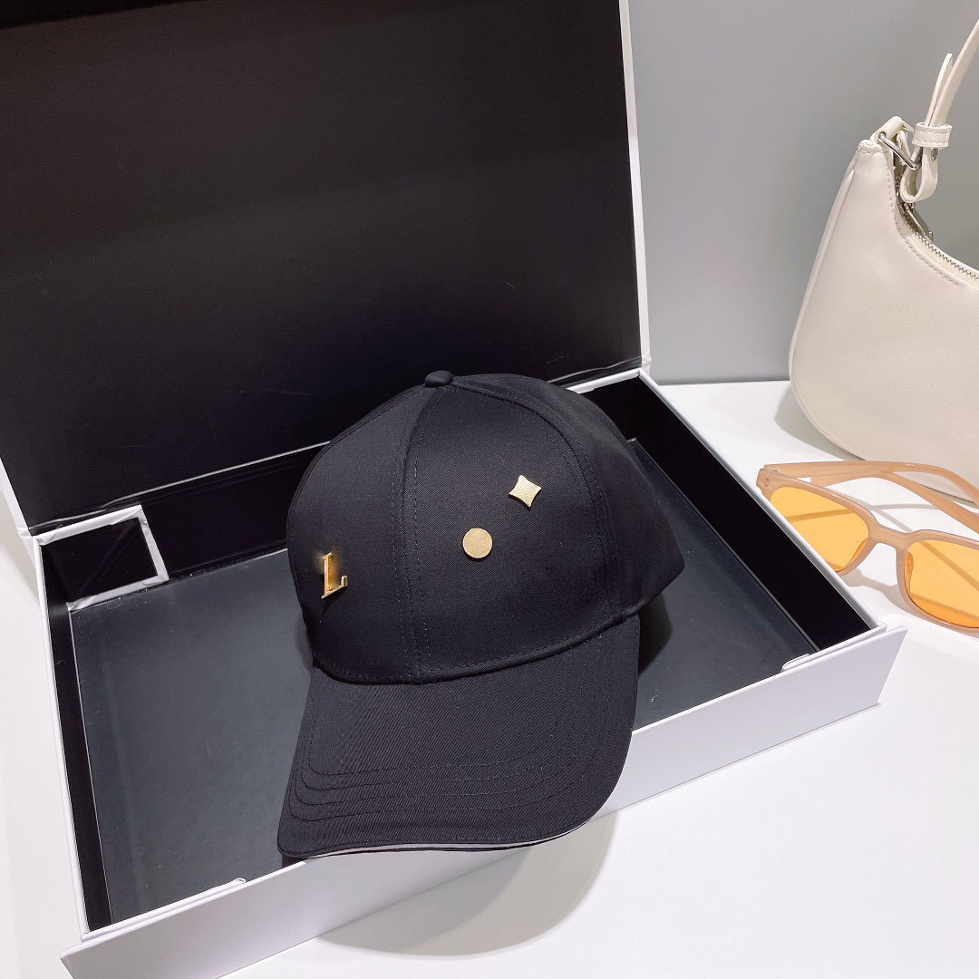 女性のパーソナライズされたデザイナーハットフラワーレターメタルバックル装飾パーソナライズされたカスケットブラック/ホワイト/カーキ野球帽を調整可能なストラップ付き
