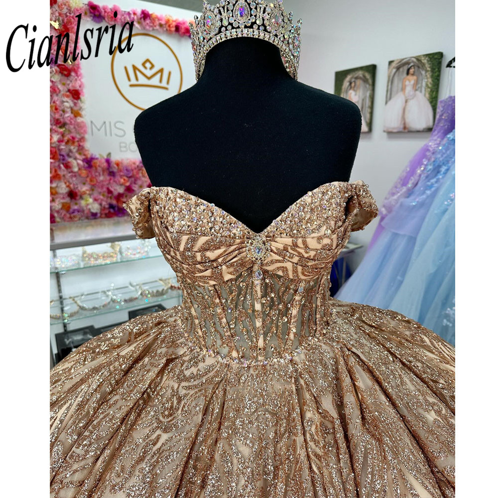 Champagne Illusion Glitter Crystal Paillettes Abiti Quinceanera Abito da ballo con spalle scoperte Corsetto con perline Abiti XV