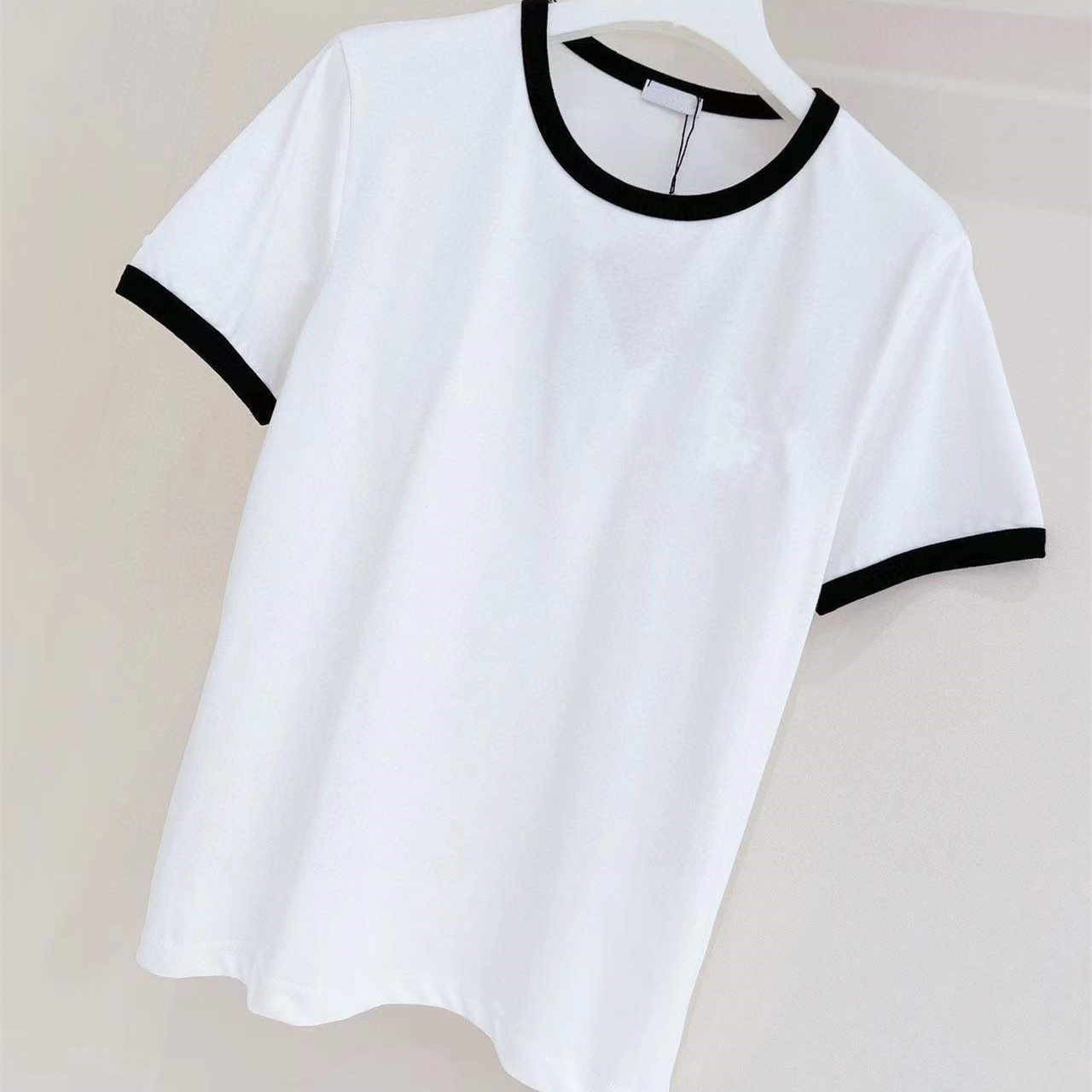 Camiseta Loes de diseñador de lujo para mujer, manga corta en relieve, blanco, negro, cuello redondo, estilo de moda, primavera 2024
