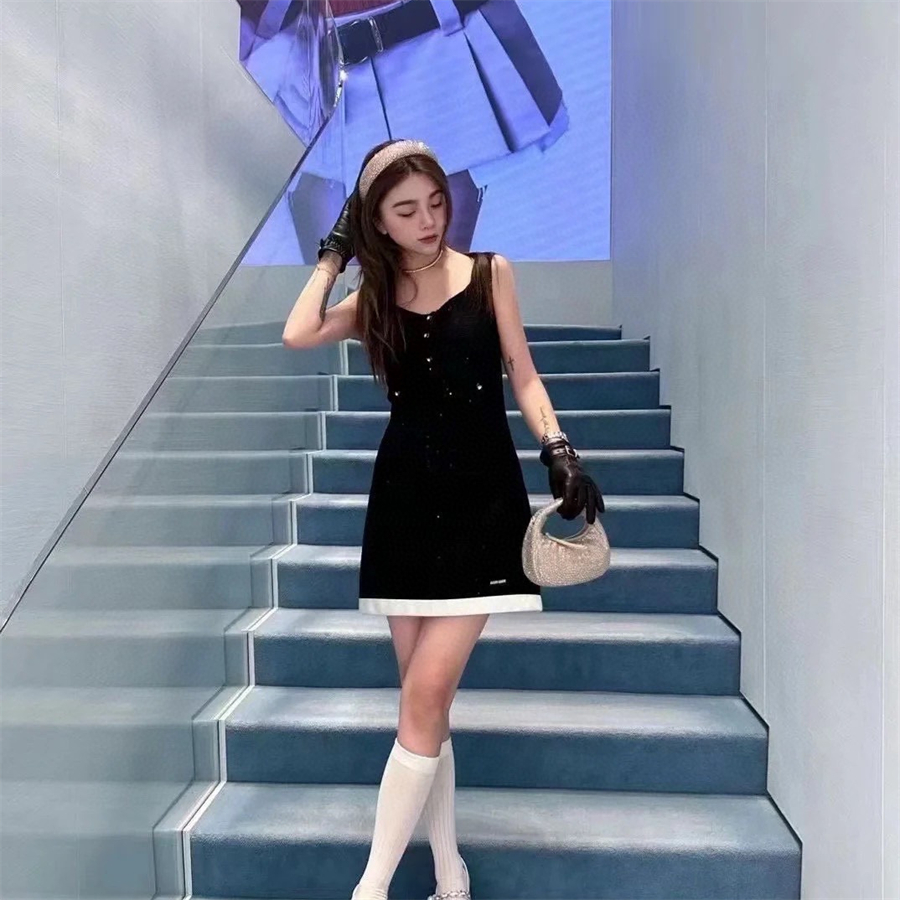 デザイナーレディースドレス付きニットスカートスプリングフランスのセクシーなUネックショートツイード衣類ライトラグジュアリーラインストーンボタンスパンコールデコレーション