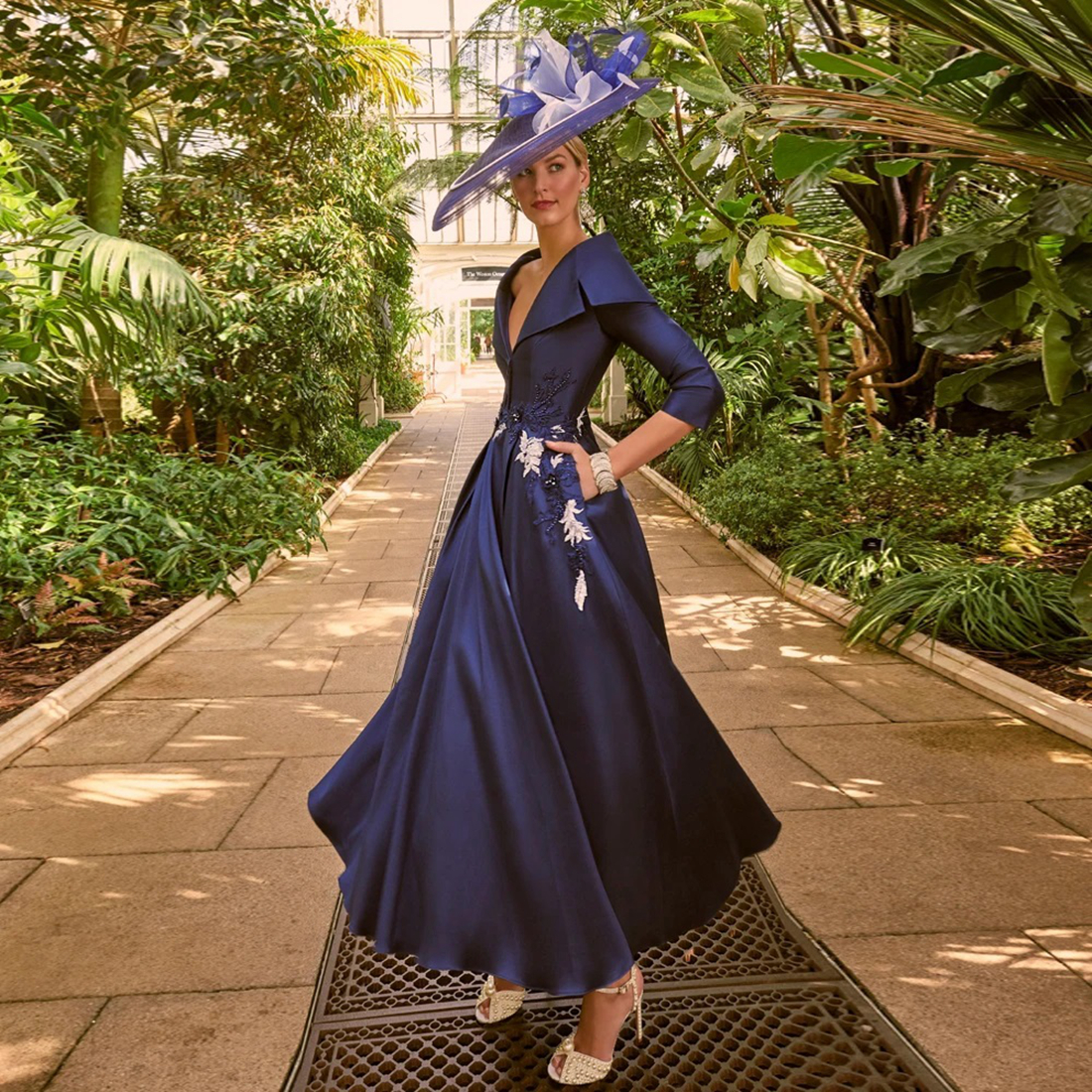 Robes de mère de mariée courtes bleu royal, col en V, manches 1/2, longueur cheville en satin, robe de mère avec dentelle appliquée et perles, robes de maman du marié, robes pour femmes noires AMM102