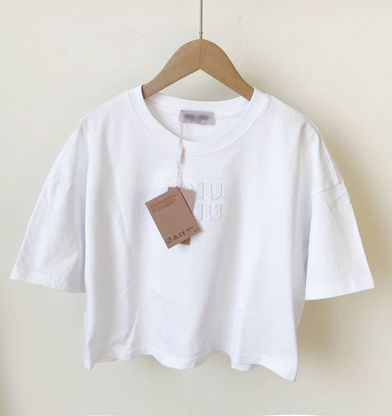 Tasarımcı mahsul üst tişört bahar yaz çok yönlü yama mektubu işlemeli t-shirt kısa gevşek gündelik kadın tişört