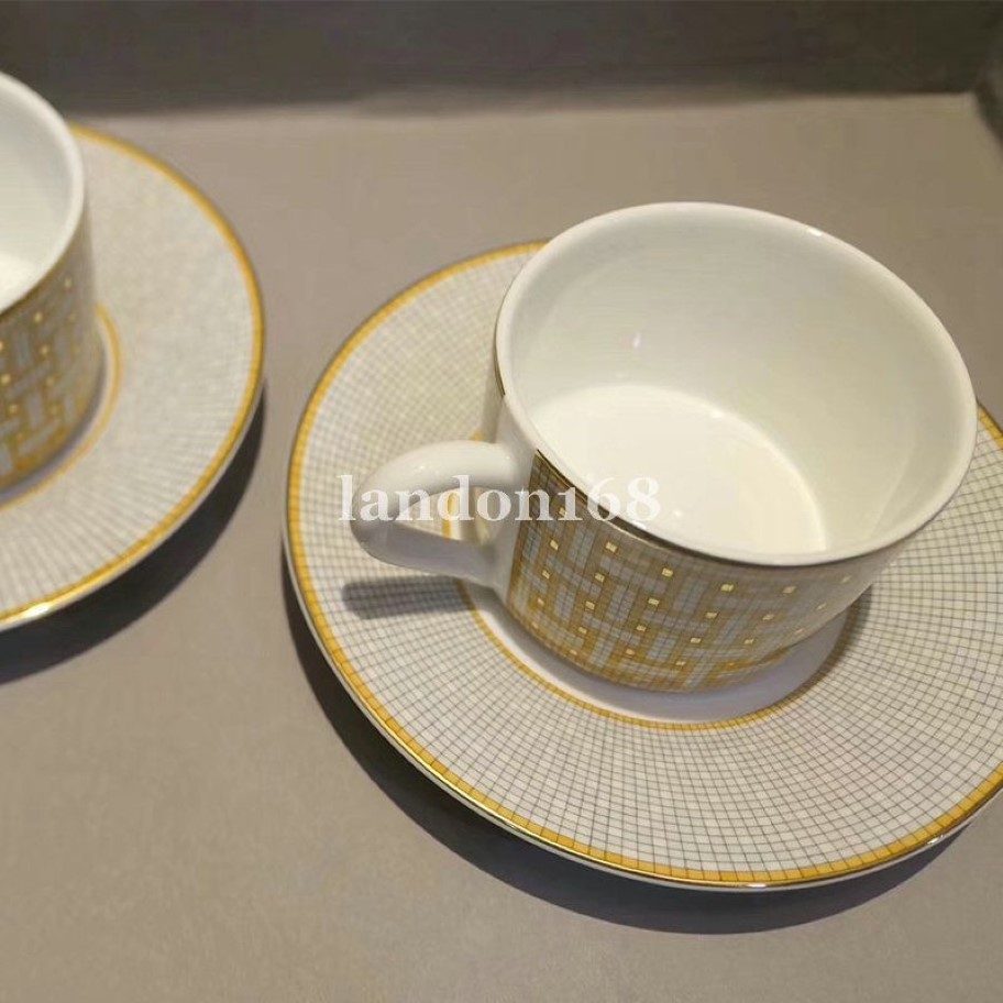 Tazza e piattino classici in porcellana Bone China Set da caffè in ceramica Tazza da caffè e piattino in porcellana Set da tè Regalo del festival300K