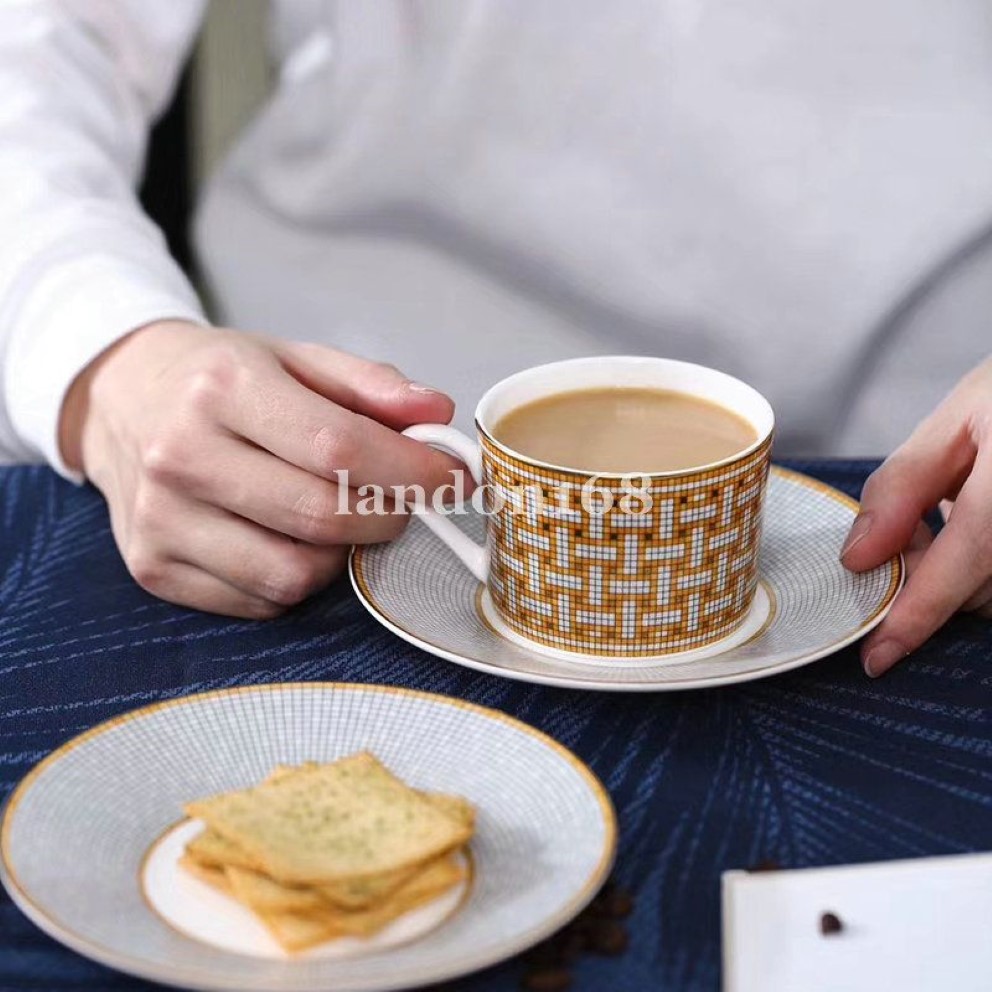 Tazza e piattino classici in porcellana Bone China Set da caffè in ceramica Tazza da caffè e piattino in porcellana Set da tè Regalo del festival300K