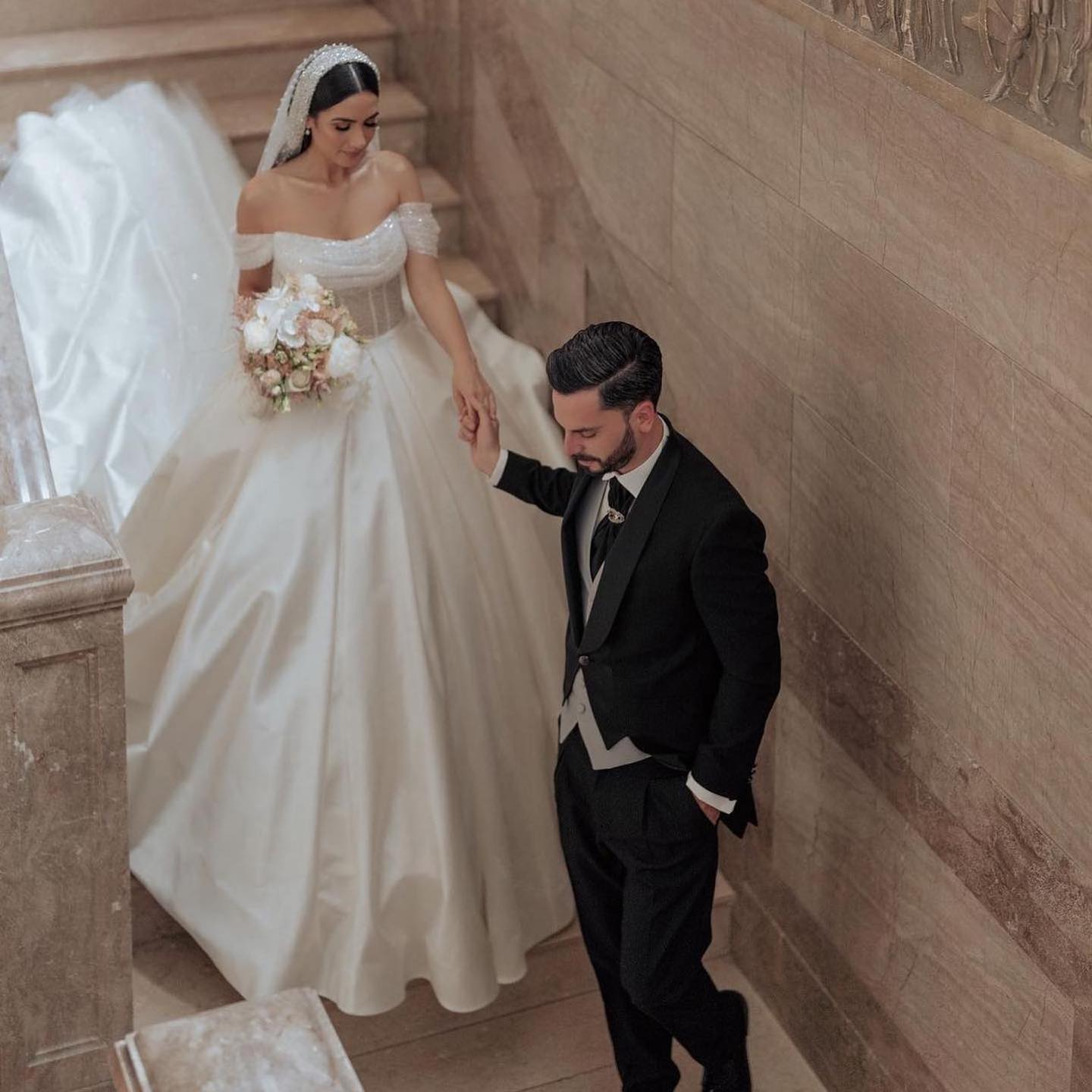 Prachtige baljurk trouwjurken met lovertjes, geplooid uit de schouder bruidsjurk, satijnen vestido de novia voor de bruid