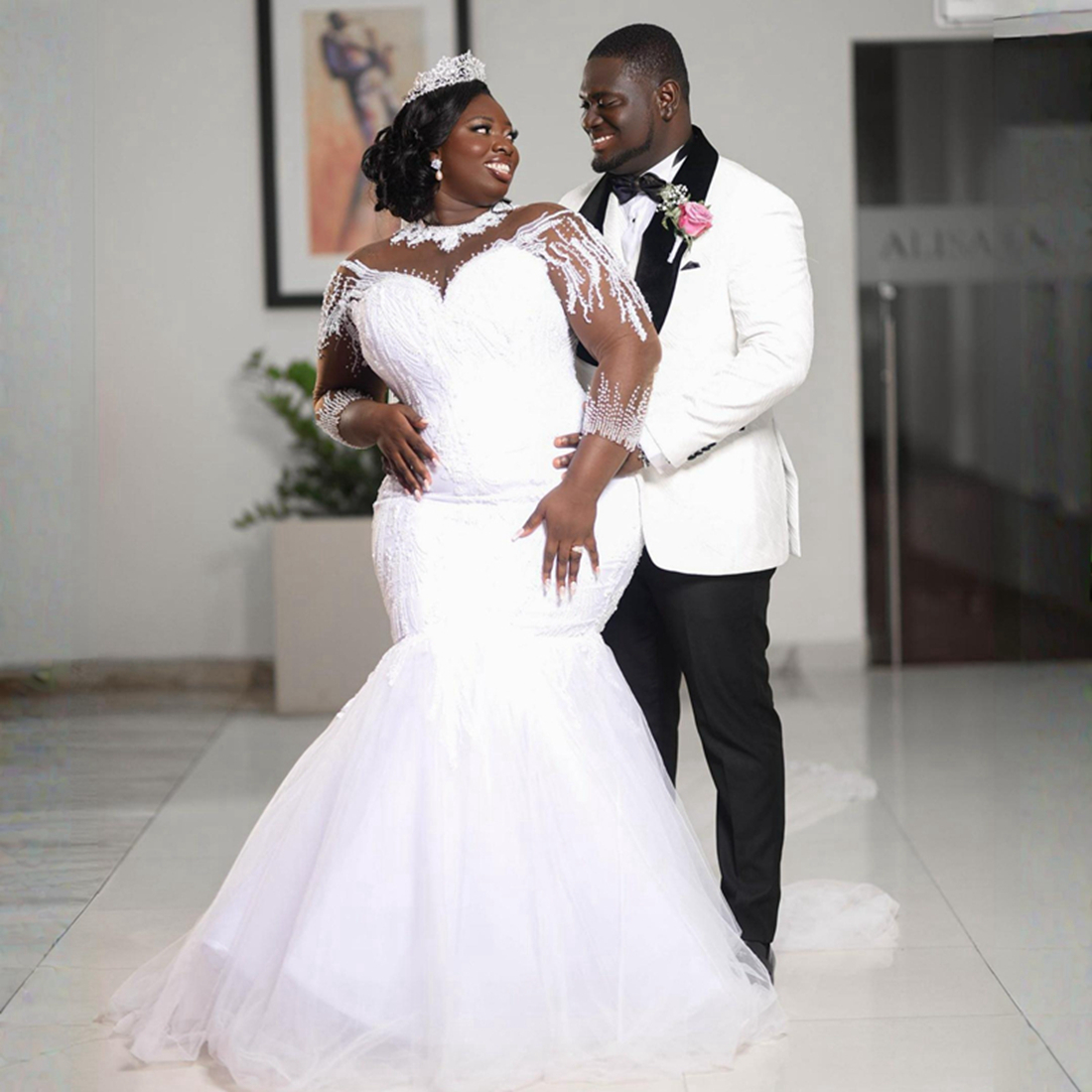 ナイジェリアプラスサイズのアソエビウェディングドレス花嫁のためのブライダルガウン長い袖の薄い首のティアーティアアフリカの黒人女性のための結婚結婚NW098