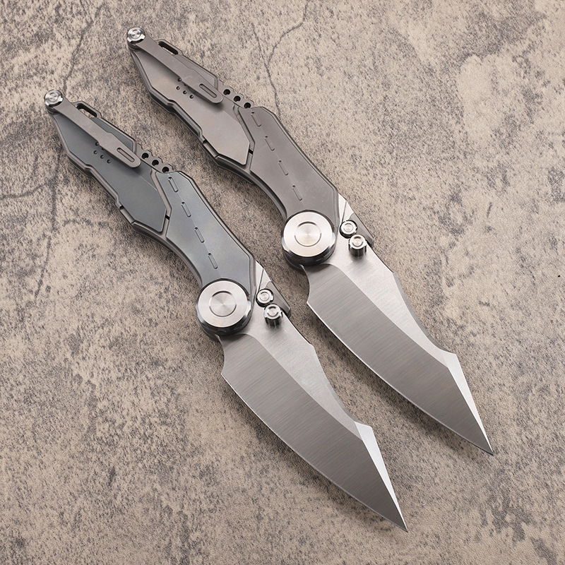 Nuovo arrivo A2247 Coltello pieghevole Flipper di fascia alta M390 Lama satinata CNC TC4 Maniglia in lega di titanio Coltelli cartelle con cuscinetti a sfera esterni