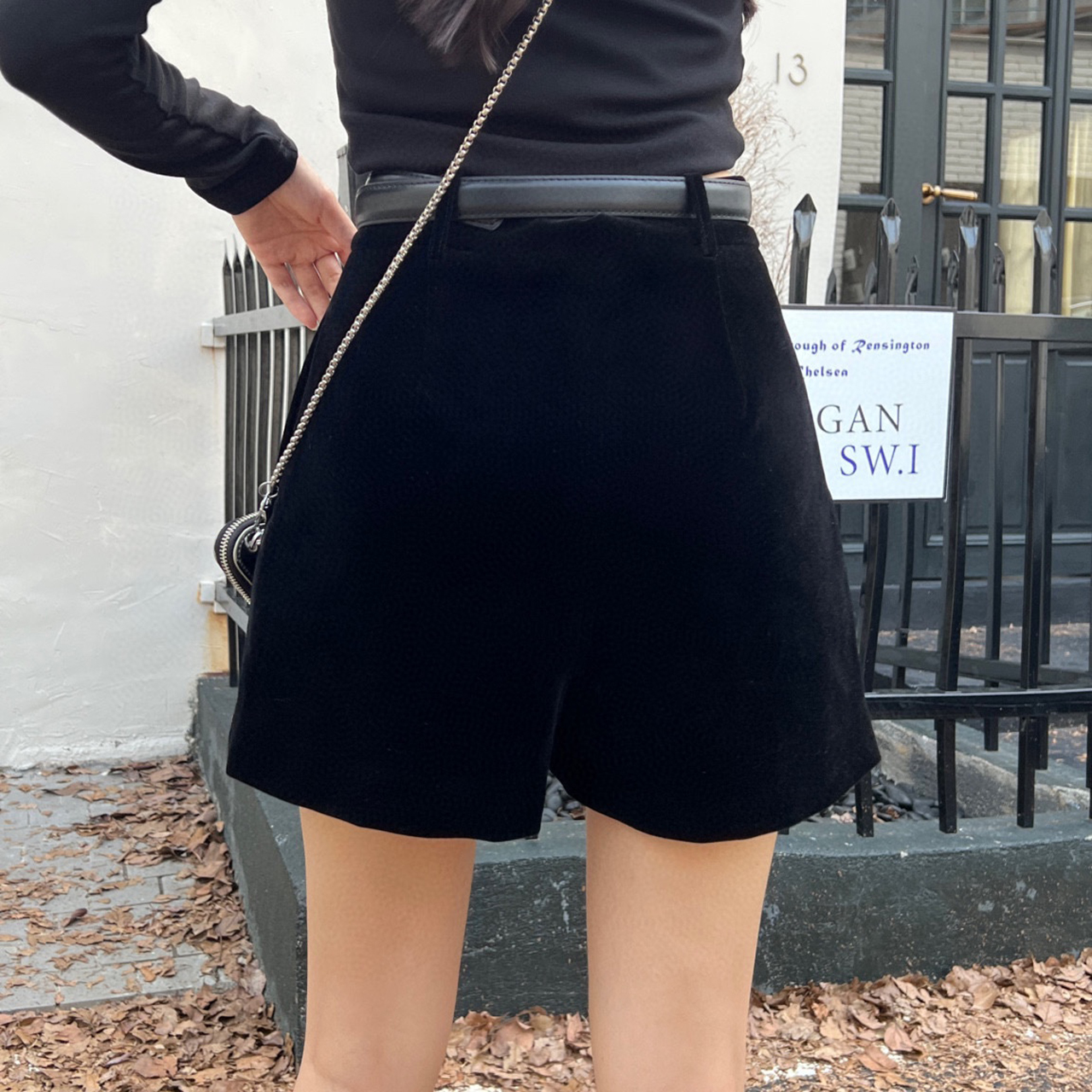 Designer Femmes Survêtements Noir et Blanc Rayé Col Poignets Mode Court Slim Velours Veste Ceinture Accessoires Velours Shorts Jupe Deux Pièces Ensemble