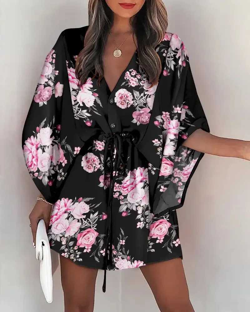 Grundläggande casual klänningar kvinnor avslappnad semester tryckt miniklänning 2022 fashionabla sommar kvinnkläder Ny V-ringning Bat vinge ärm Loose Lace Dress J240222