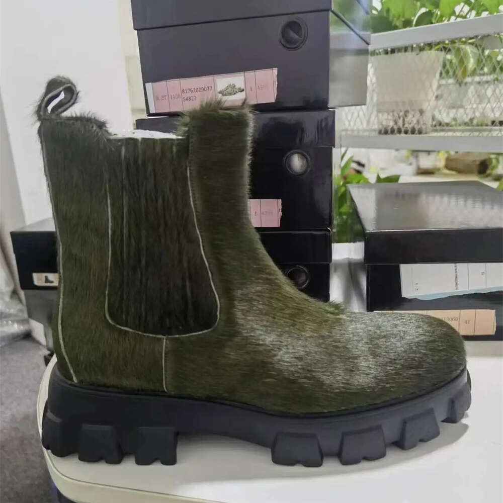 Dunkelgrüne Plüsch-Stiefeletten für Damen, schwarzes Leder, runde Zehenpartie, Punk-Kalbsstiefel, Pelz, langes Haar, Plateauschuhe, Markendesign