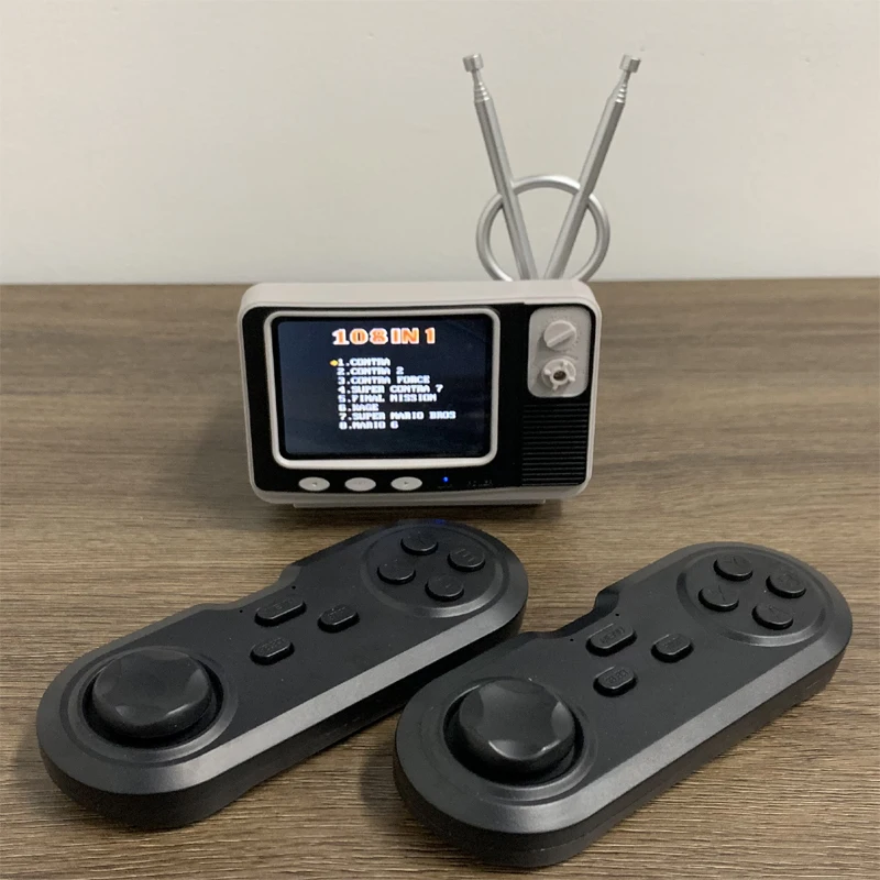 Joueurs Mini Console de jeu TV rétro Console de jeu vidéo portable montre numérique intégrée 108 jeux différents pour NES AV Out GV300