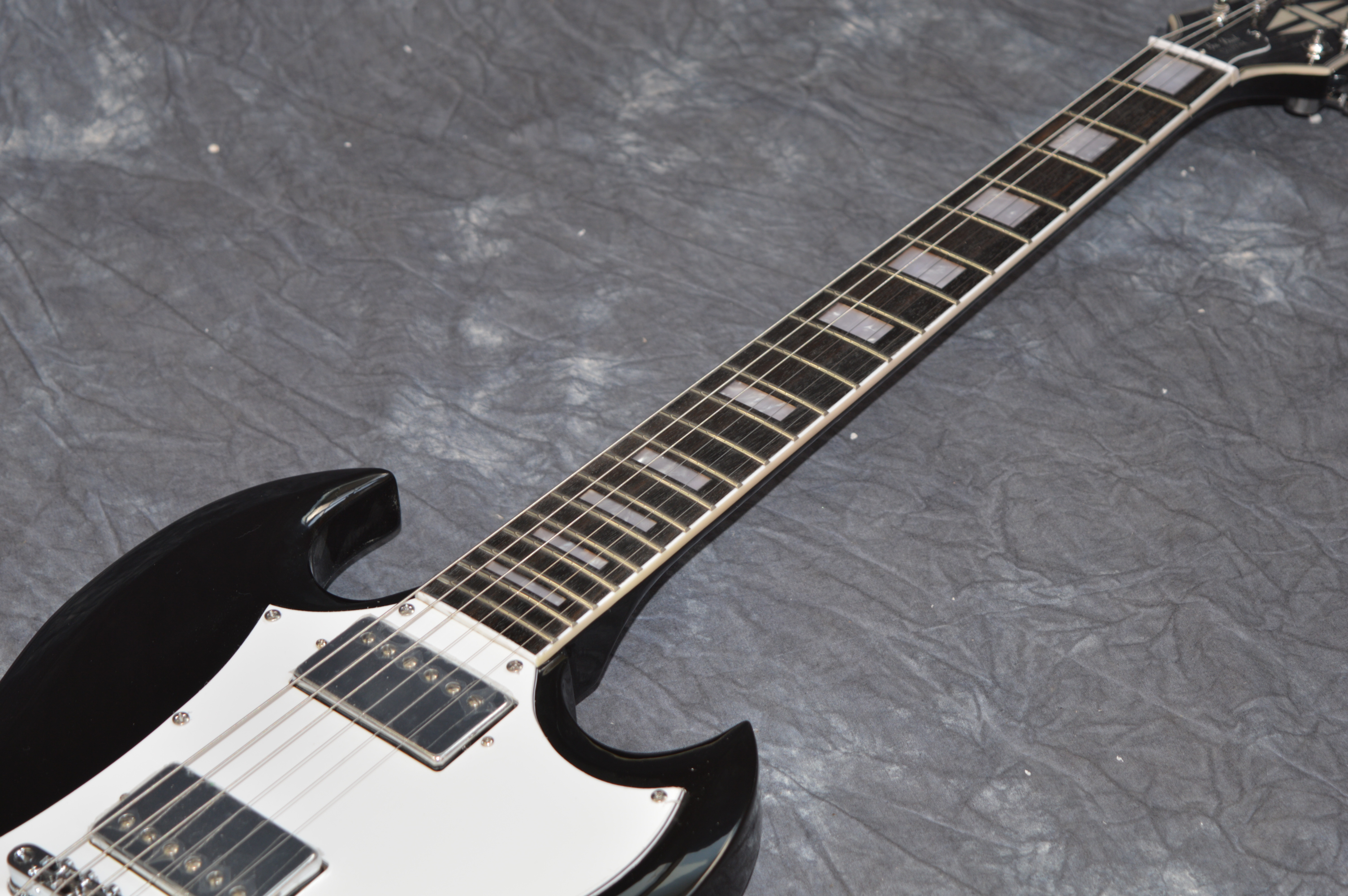 Black G-400 Wysokiej jakości gitara elektryczna SG, sprzęt niklu Chrome, duży strażnik pickup, w magazynie, szybka wysyłka