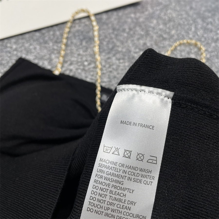 Kvinnors designer tank top sexig smal passform stickad fin kant hängande rem vår sommar elegant korta kläder fast färg med metall bokstavsknapp