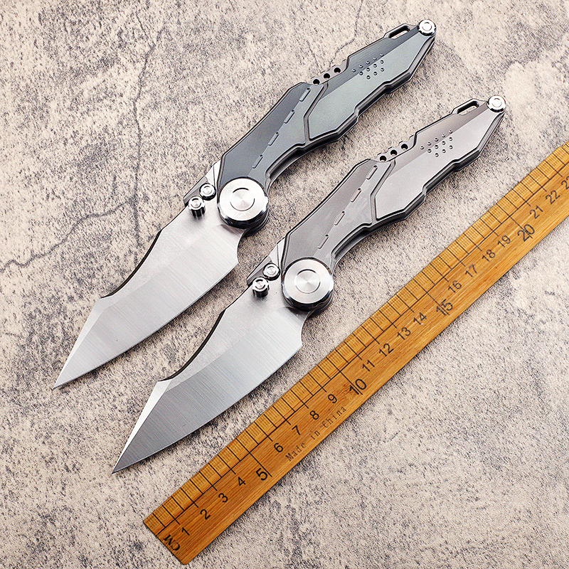 Promozione A2247 Coltello pieghevole Flipper di fascia alta M390 Lama satinata CNC TC4 Maniglia in lega di titanio Coltelli cartelle con rondella a sfere esterni