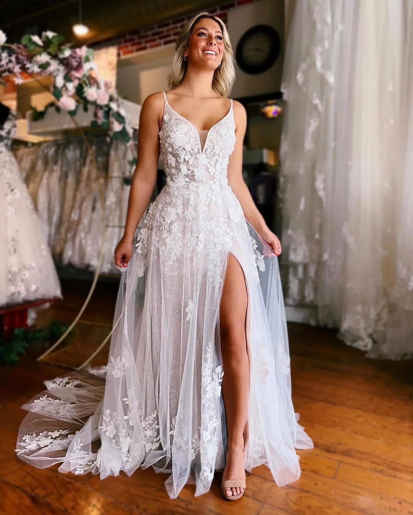 Abiti da sposa estivi in tulle di pizzo bohémien Una linea senza spalline senza spalline Applicazioni con volant Abiti da sposa lunghi con spacco frontale Robes de mariage