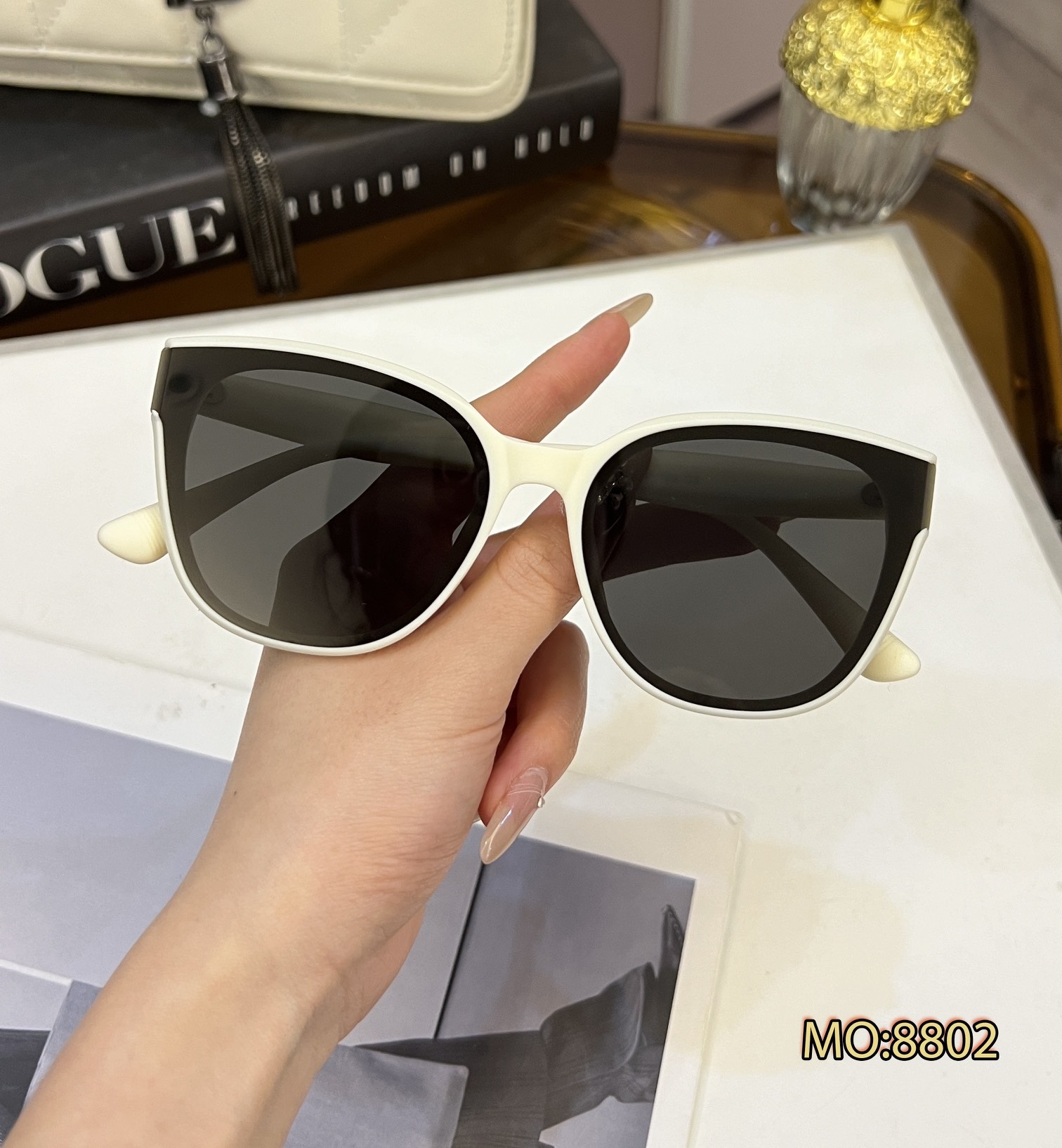 Designer Fashion Sunglasses Men Eyeglass Factory Eyewear cat eye Shaped Lenses Non-Slip Nose Rest Double Casual Vacation Mens Womens Sun Glasses