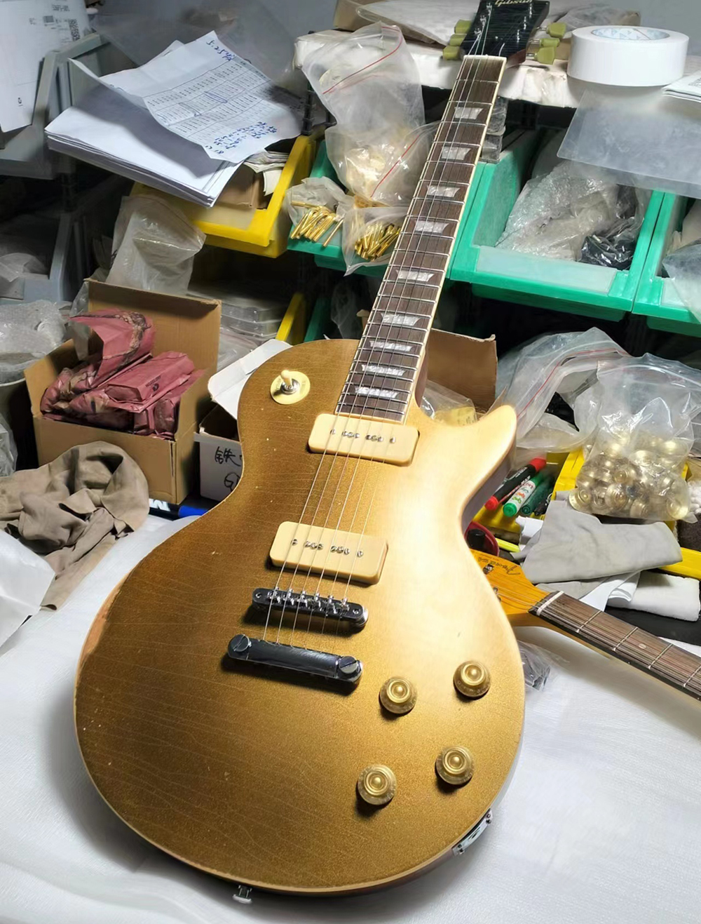 Chitarra elettrica Goldtop reliquia pesante del negozio personalizzato classico, chitarra con manico e corpo in un unico pezzo, pickup P90, servizio personalizzato disponibile