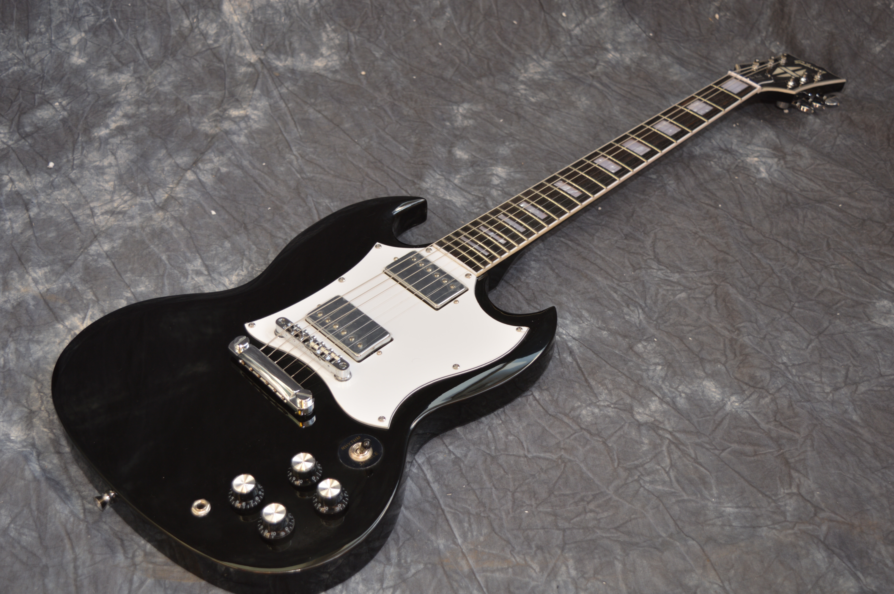 Schwarze G-400 Hochwertige SG-E-Gitarre, Nickel-Chrom-Hardware, großer Pickup-Schutz, auf Lager, schneller Versand