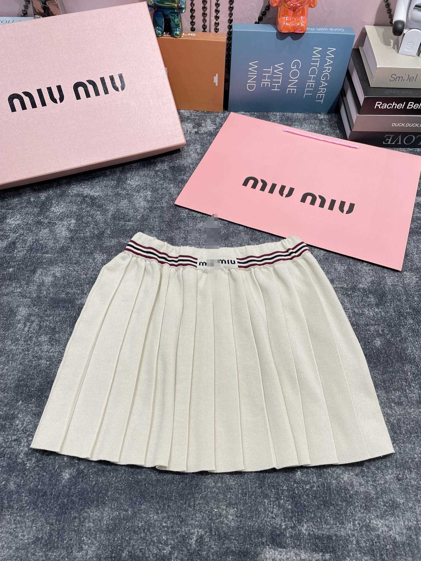 Mm Early Spring New Fashionable Embroidered Letter Minimalist Vestshort Skirt Set