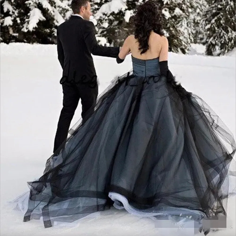 2024 Gothic Baljurk Trouwjurken Zwart-wit Tule Ruches Plooien Strapless Tiered Rok Bruidsjurken Vestido de Novia