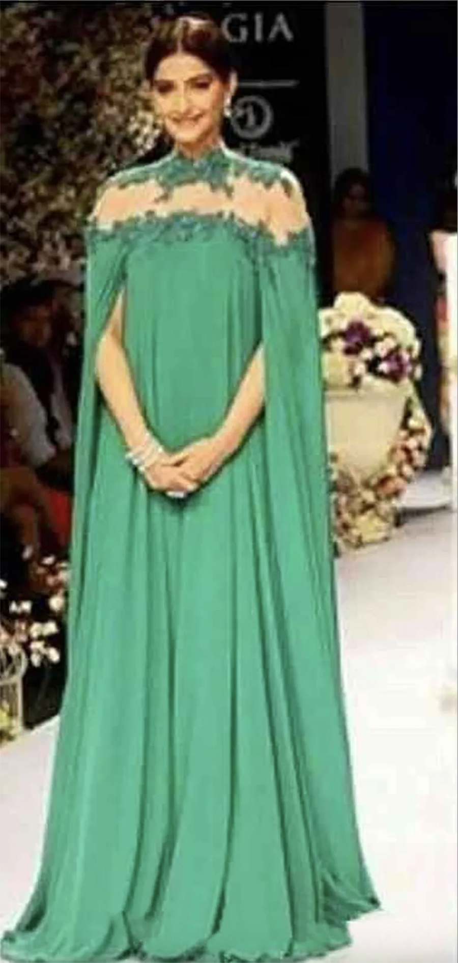 2024 Emerald Green Dubai Evening Dresses High Sheer Neck lace Chiffon full length kaftan Arabic Prom Dresses with long cape