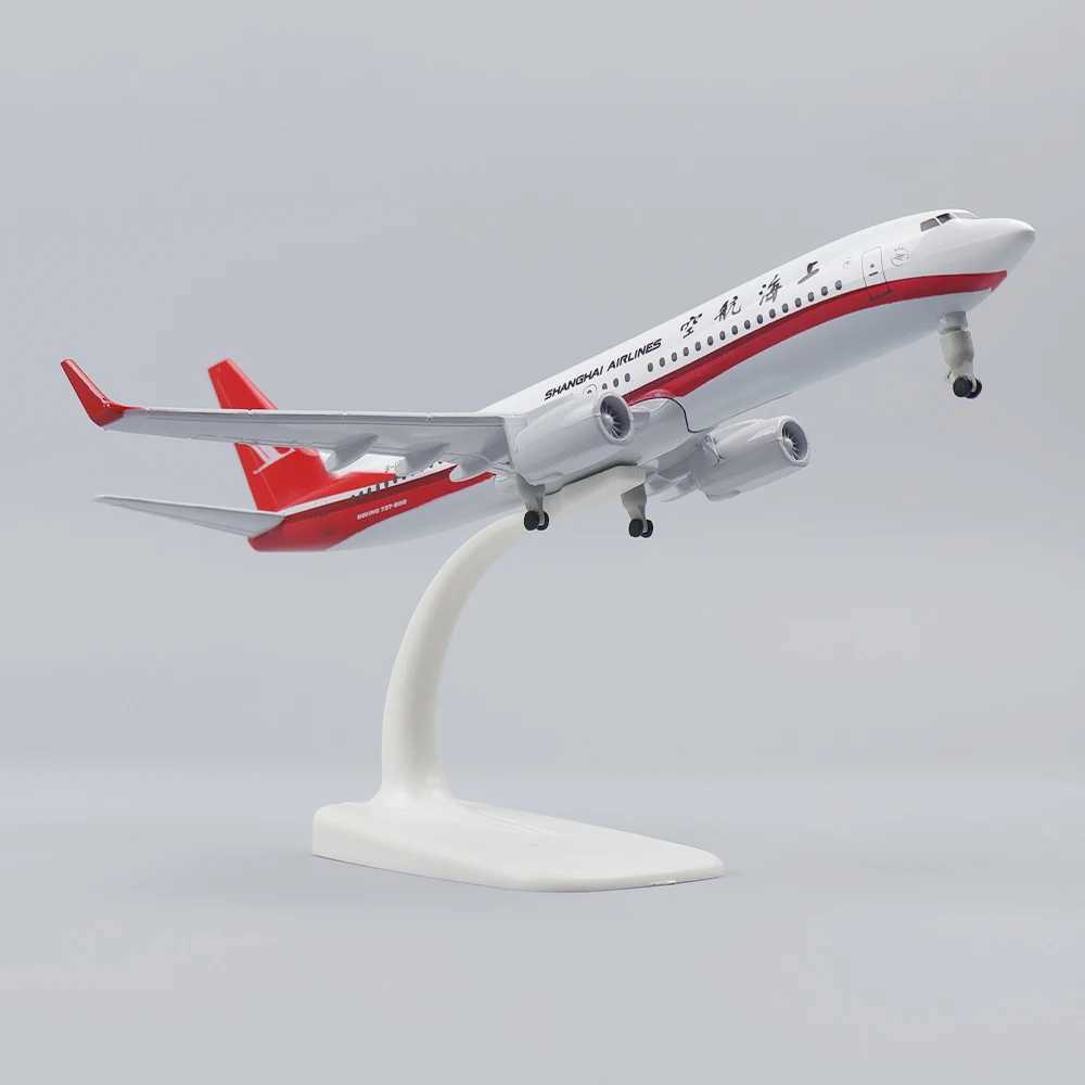 Modelo de aeronave de metal modelo 20cm 1 400 Shanghai Airlines B737 Material de liga de réplica de metal com rodas de trem de pouso ornamento brinquedo presente