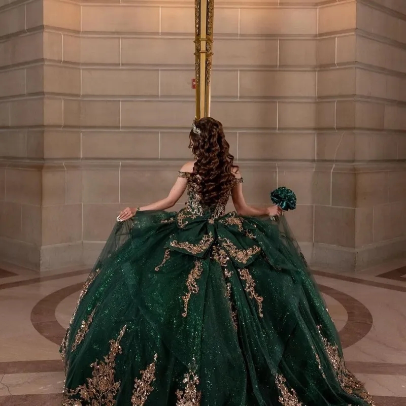 Abiti Quinceanera verde smeraldo 16 ragazze con scollo a V al largo della spalla Applicazioni dorate Perline Abiti da ballo principessa Abiti da ballo di compleanno abiti da