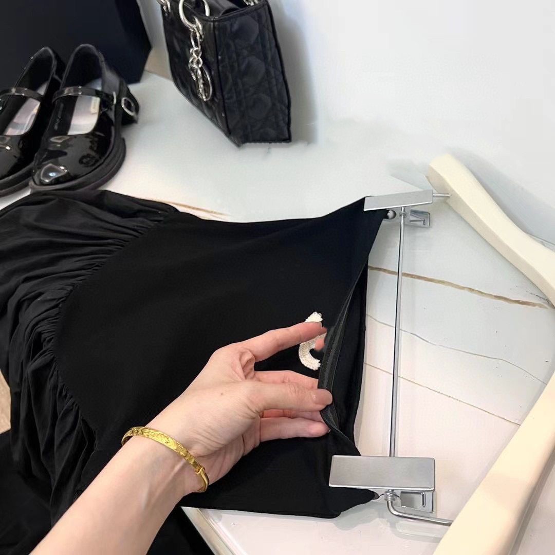新しいデザイン女性のセクシーなストラップレスチューブトップロゴ刺繍ブラックカラーハイウエストマキシロングノースリーブドレスSML