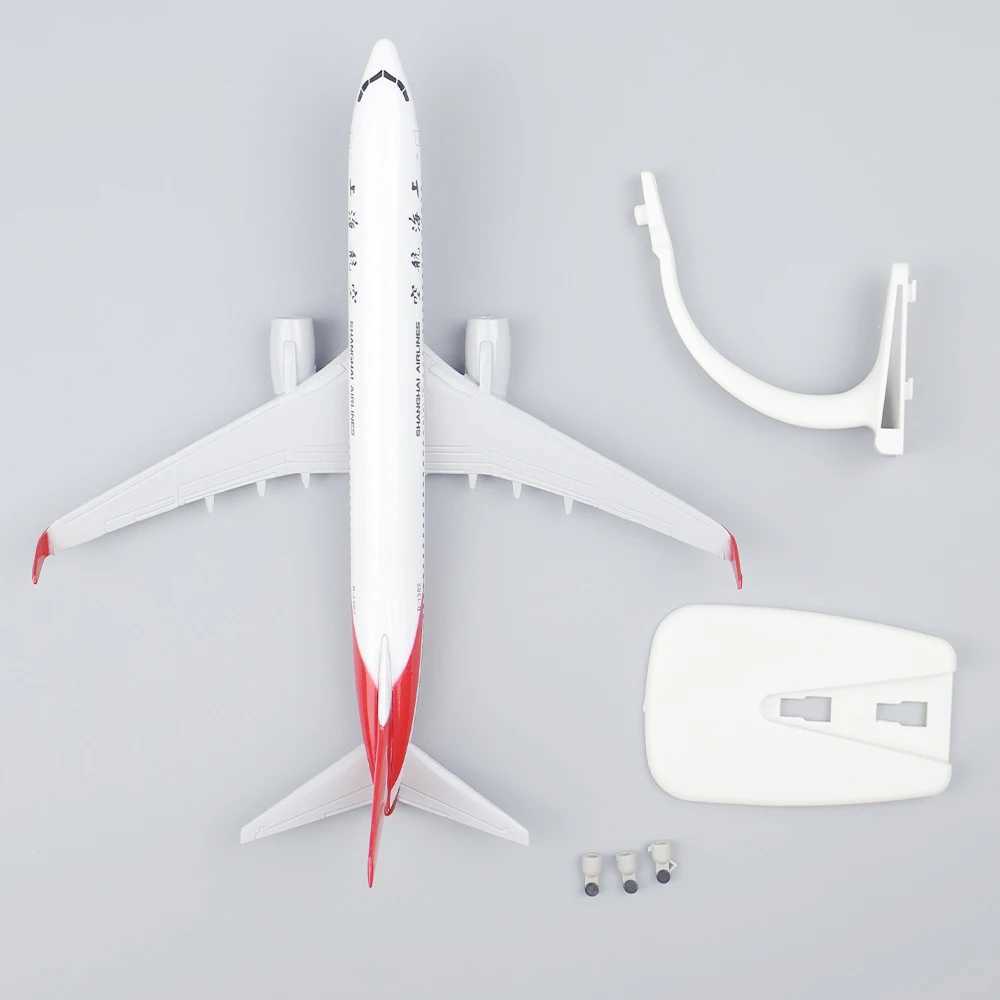 Modelo de aeronave de metal modelo 20cm 1 400 Shanghai Airlines B737 Material de liga de réplica de metal com rodas de trem de pouso ornamento brinquedo presente