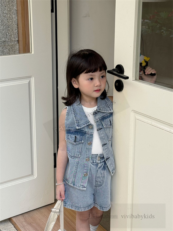 2024年の夏の子供デニムの服セットINSガールズラペルカウボーイチョッキのショートパンツキッズソフトウォッシュデニムカジュアル衣装S1104