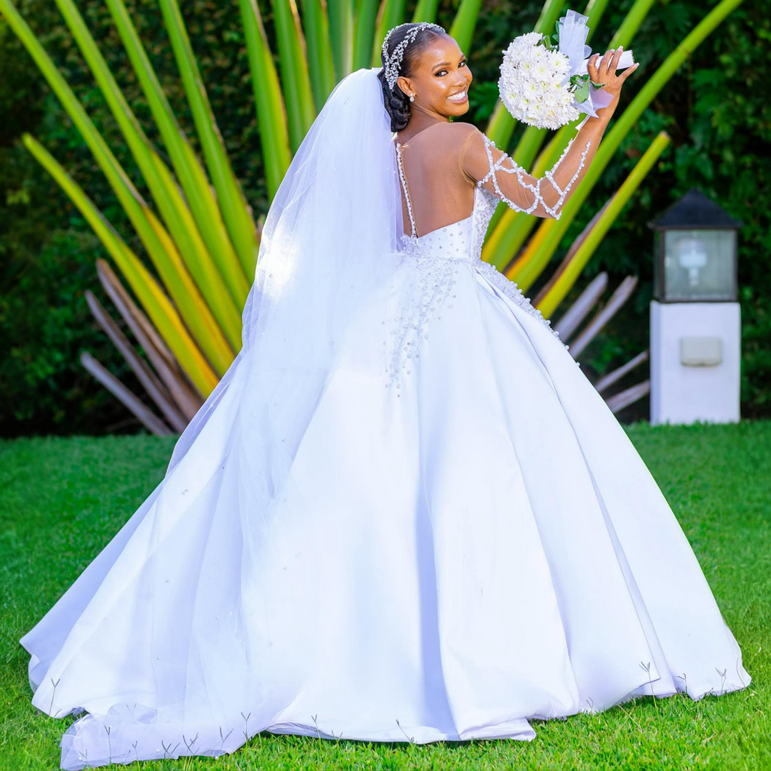 Południowoafrykańskie sukienki ślubne w Nigerii Suknie ślubne Sheer szyi długie rękawy iluzja satynowa suknia ślubna dla panny młodej plus size suknia balowa królowa księżniczka małżeństwo nw120
