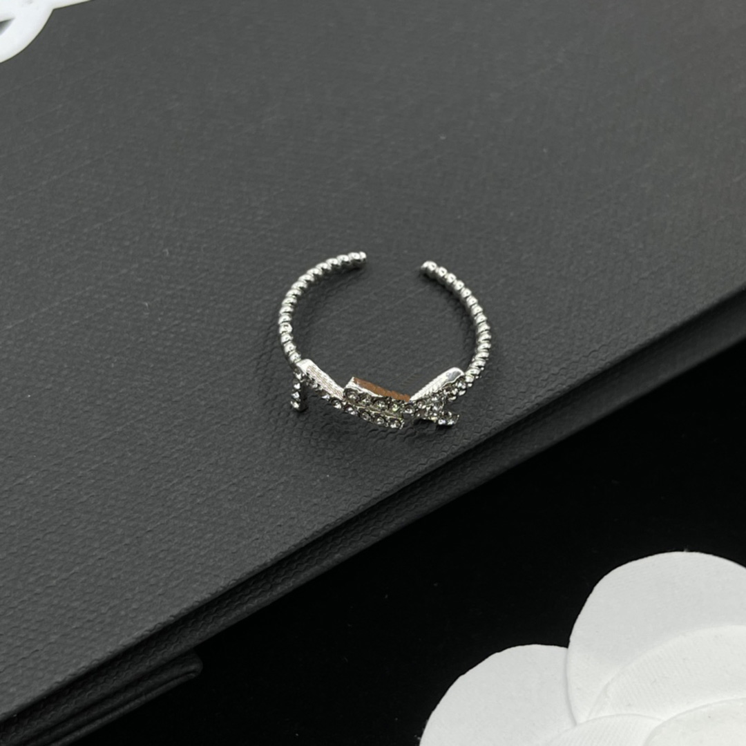 Ringdesigner ring lyxiga ringar smycken fast färg bokstav diamant design ringar julklappar mode mångsidiga modestilar presentförpackning 2 färger mycket trevligt