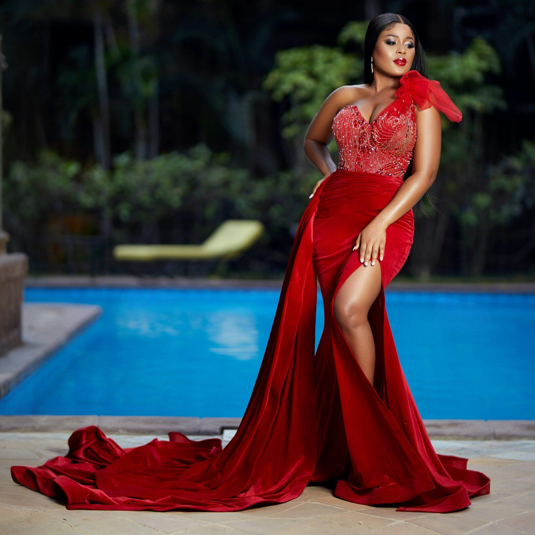 Rote Abendkleider, elegante One-Shoulder-Abschlussballkleider aus Samt, lang, Übergröße, sexy, seitlich geschlitzte Abendkleider, Perlenspitze, Wickelrobe De Sorrie für afrikanische schwarze Frauen NL558