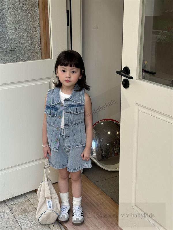 2024年の夏の子供デニムの服セットINSガールズラペルカウボーイチョッキのショートパンツキッズソフトウォッシュデニムカジュアル衣装S1104