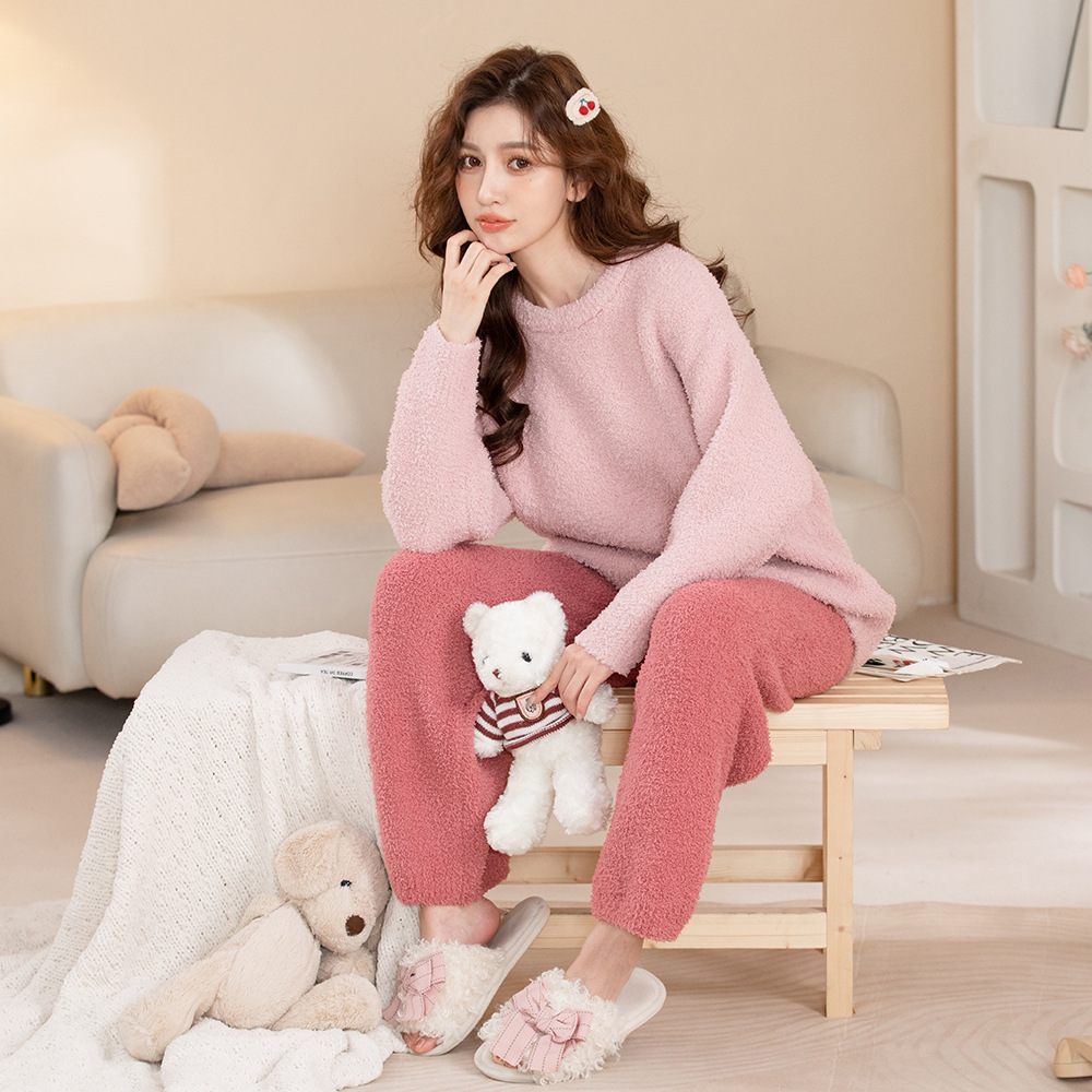 Nouveau pyjamas d'automne et d'hiver pour les femmes avec un cachemire épais et chaud, des vêtements de maison de couleur unie, doux et confortable