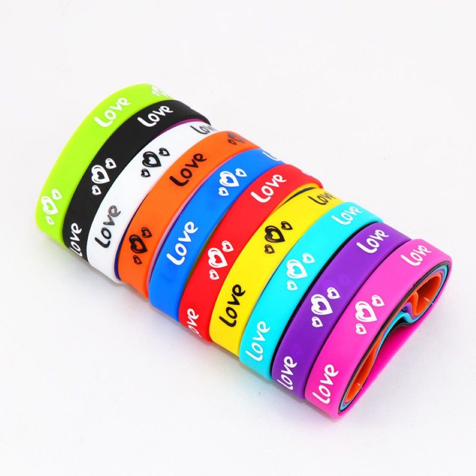 Paquet de 100 pièces multicolore élasticité jésus croix crâne paix papillon Etc Style poignet manchette Silicone Bracelets pour homme femmes 21033264Q