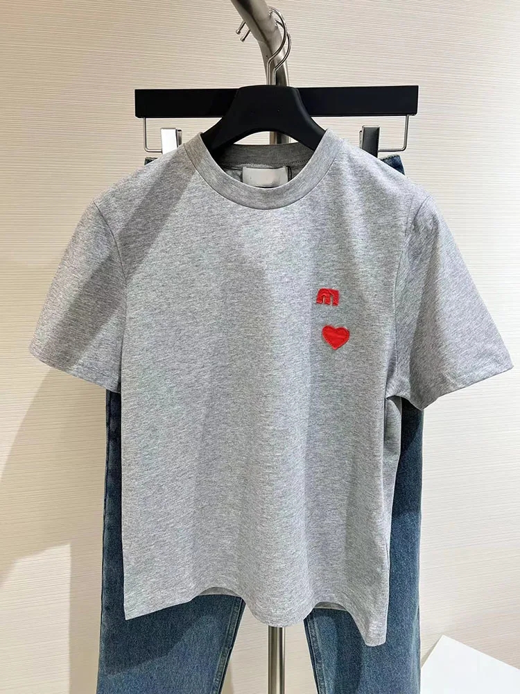 T-shirt con ricamo con patch con lettera d'amore T-shirt a maniche corte in cotone girocollo versatile alla moda estiva