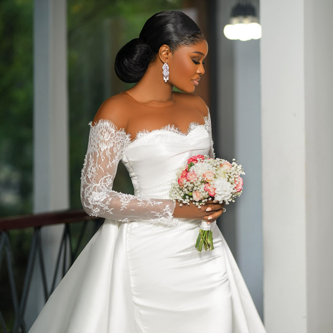 Aso Ebi Meerjungfrau-Hochzeitskleid für die Braut, Brautkleider in Übergröße mit abnehmbarer Schleppe, schulterfrei, langen Ärmeln, Spitze und Perlen, Hochzeitskleid für schwarze Mädchen NW124