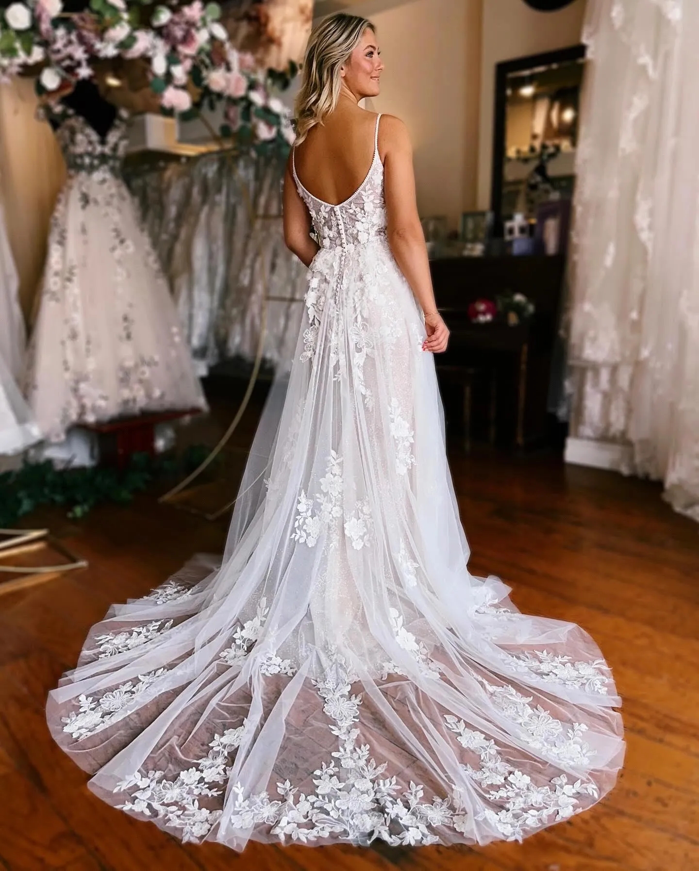 Summer Bohemian Lace Tulle Wedding Dresses A Line Backless Spaghetti Straps Appliques Ruffles Long Bridal Gowns With Front Split Robes de mariage