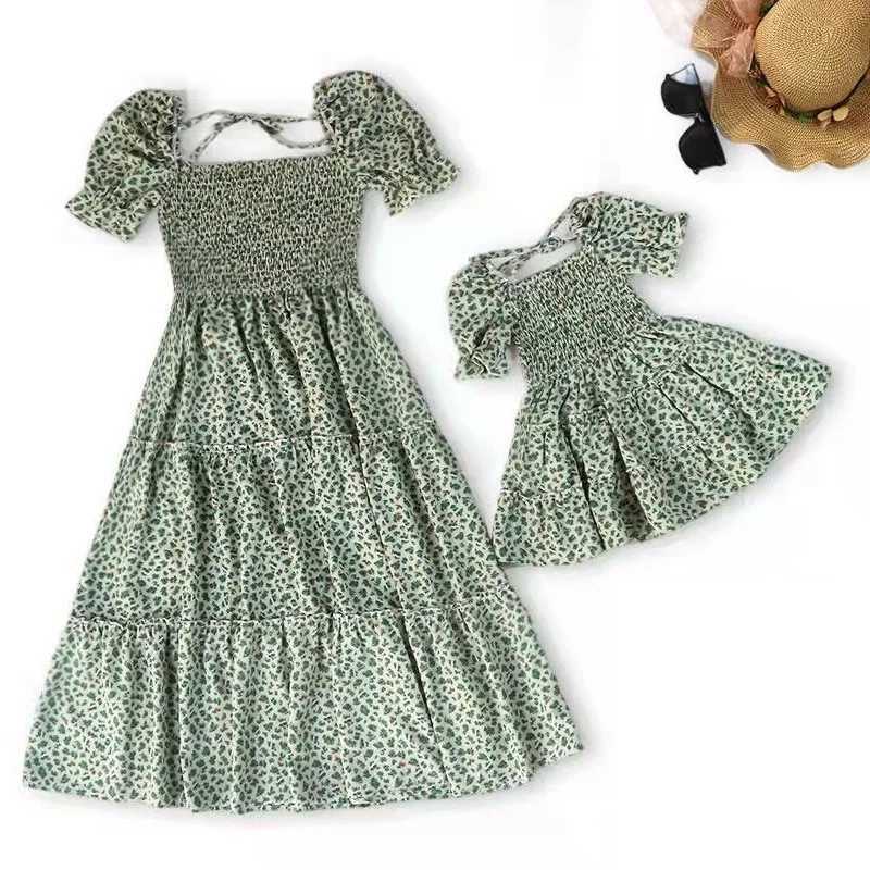 Familjsmatchande kläder 2024 Flower Mother Daughter Matching Dresses Family Set Square Neck Mommy and Me Clothes Fashion Woman Toddler Girls Dress