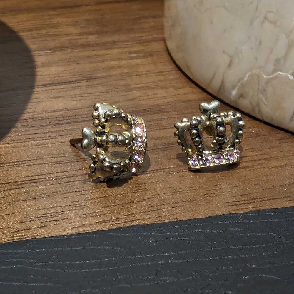 Boucles d'oreilles Stud Amorita boutique en or avec petite couronne.J240226