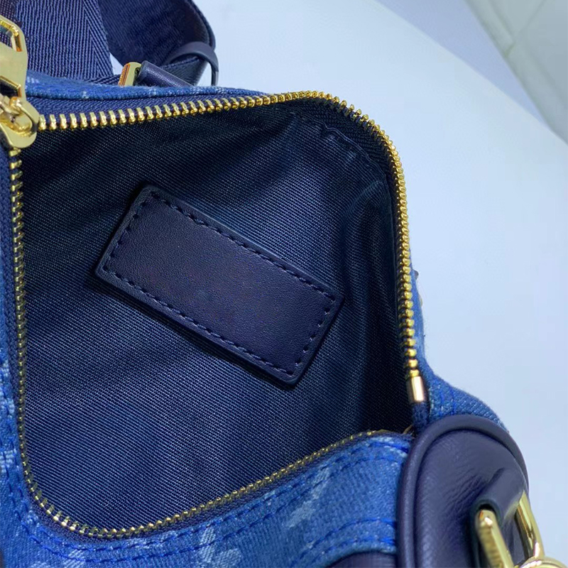 デザイナーの男性バッグキープオールニゴショルダーバッグキャンバスレザーハンドバッグ高品質のデザイナーハンドバッグ女性メッセンジャーボストンバッグ2色レッドラブサインレターM81011