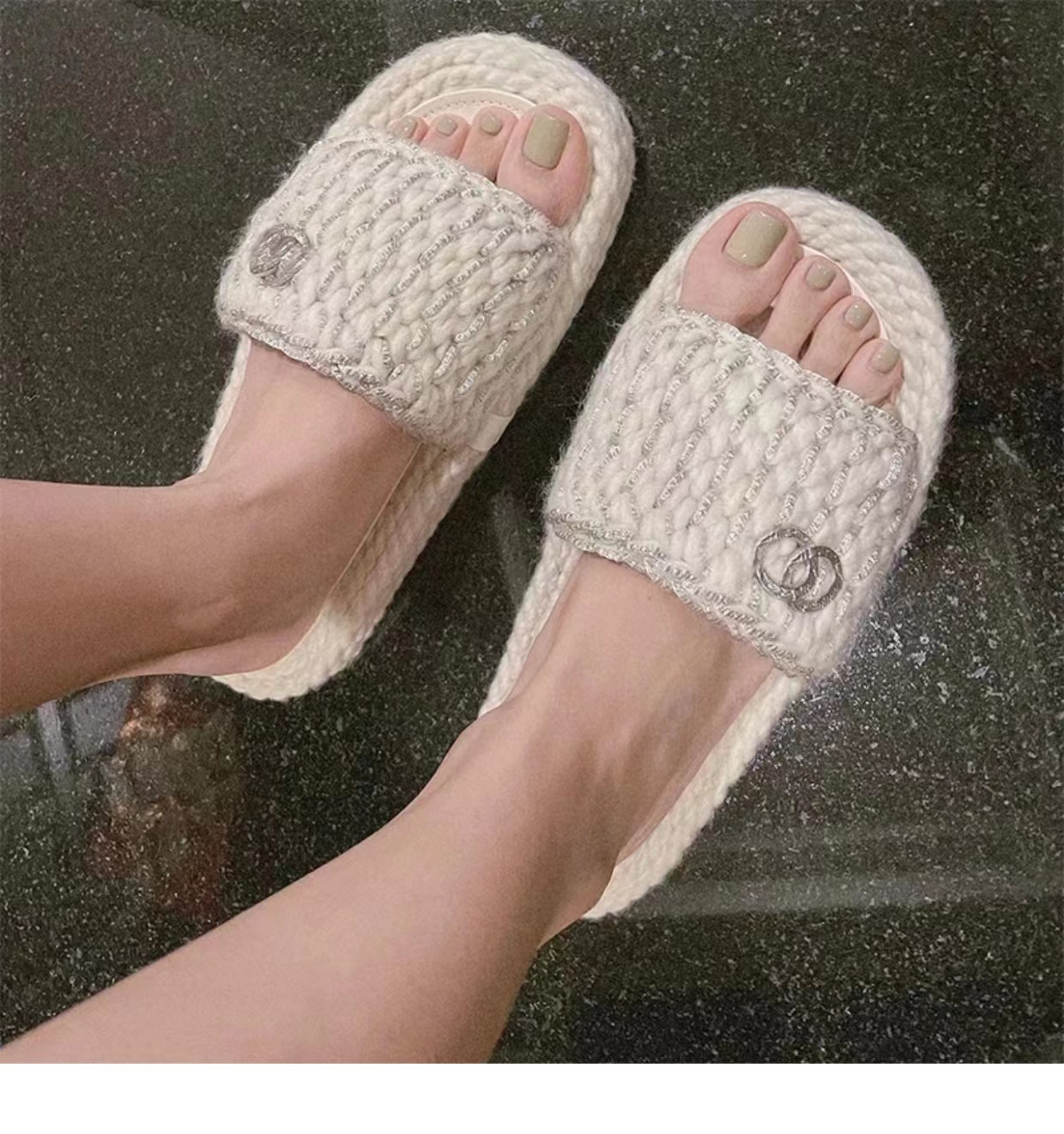 Luxe Slippers 2023 Zomer Kleine Geurende Stijl Dikke Zool Eén Lijn Slippers Dames Zomer Uitloper Weven Strand Nep Toerisme Slippers