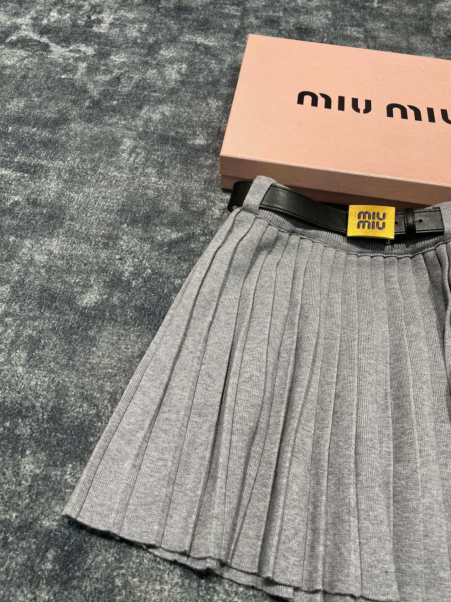 Mm Autumnwinter New Fashion Metal Twist Button Decoration Style Academy Slim and Versatile Pleated Short Skirt